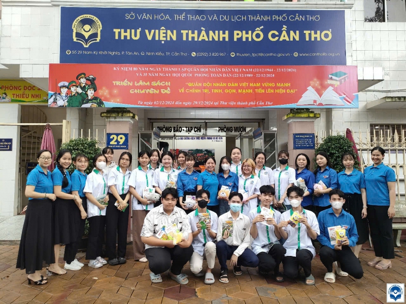 Các bạn sinh viên trường Cao đẳng Cần Thơ tham quan Triển lãm sách