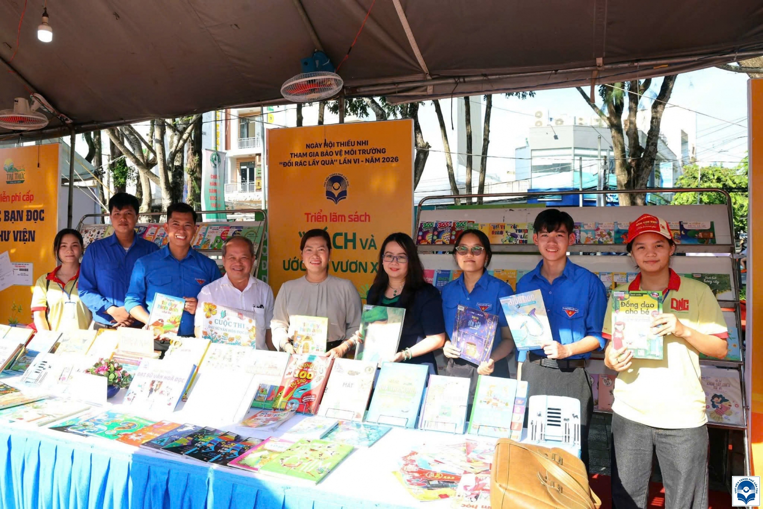 Bà Nguyễn Thị Ngọc Điệp - Phó Chủ tịch UBND thành phố Cần Thơ (thứ năm từ trái qua) tham quan tại gian triển lãm sách của Thư viện thành phố.