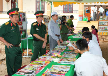 Triển lãm sách báo, hình ảnh tại Hội Trại tòng quân lần 2 năm 2009 quận Cái Răng, TP. Cần Thơ