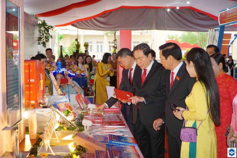 Thư viện thành phố Cần Thơ Triển lãm sách chuyên đề  “Sáng mãi ngọn cờ của Đảng Cộng sản Việt Nam” chào mừng Đại hội đại biểu Đảng bộ thành phố Cần Thơ lần thứ I, nhiệm kỳ 2025 - 2030
