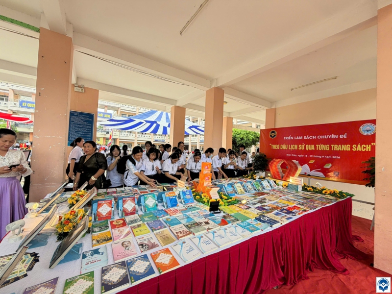 Thư viện Thành phố Cần Thơ tổ chức không gian triển lãm sách “Theo dấu lịch sử qua từng trang sách” tại Trường THPT Bình Thủy