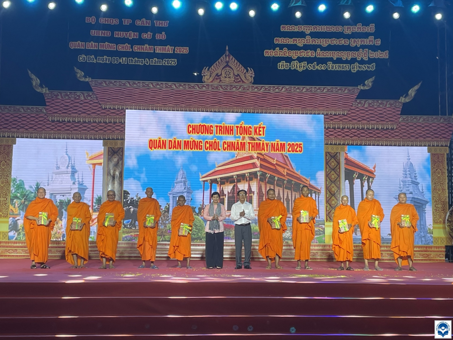 TRAO TẶNG SÁCH CHO TỦ SÁCH CỘNG ĐỒNG PHỤC VỤ ĐỒNG BÀO DÂN TỘC THIỂU SỐ